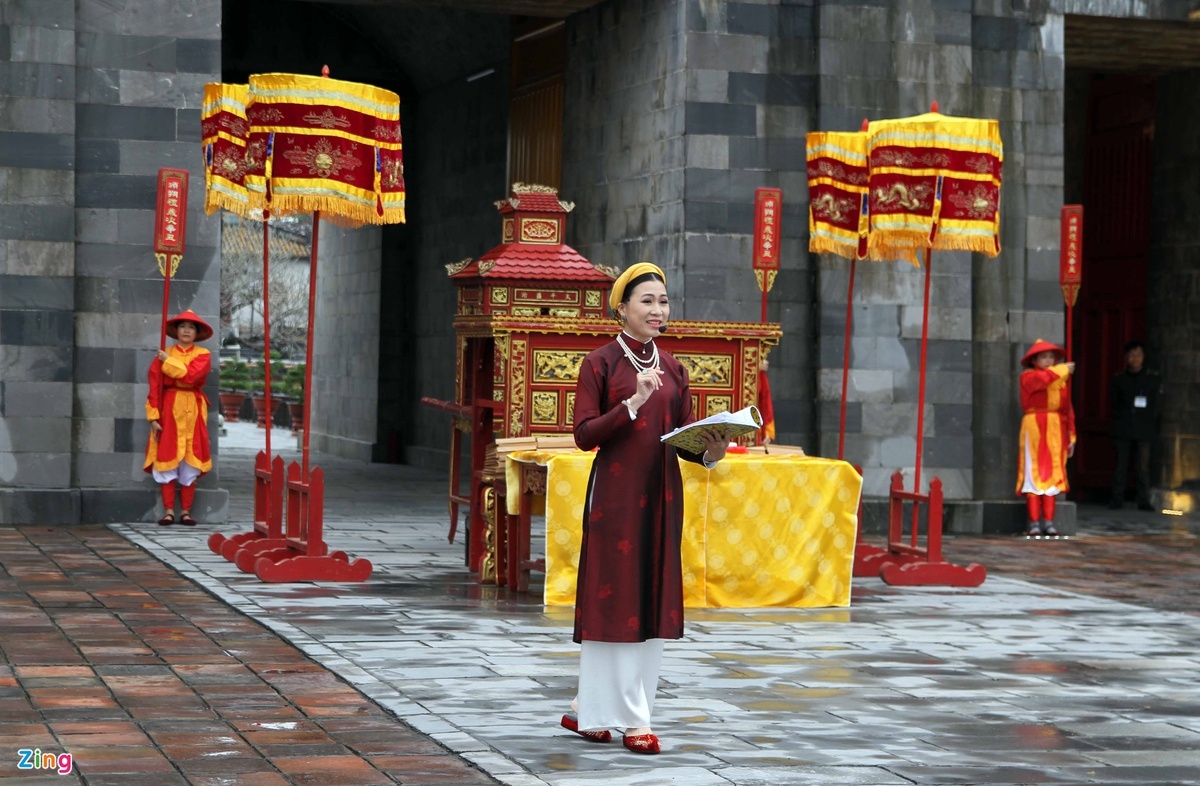 Replication of New Year's 'Calendar book distribution' ceremony in Hue