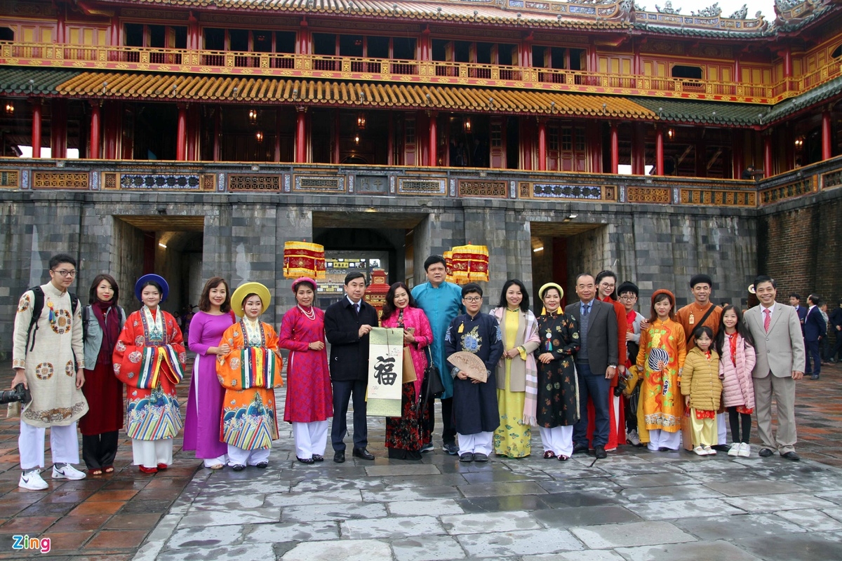 Replication of New Year's 'Calendar book distribution' ceremony in Hue