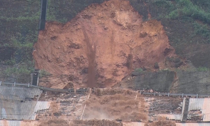 A talus above the A Luoi hydropower plant collapsed due to a broken water pipe in Thua Thien-Hue Province, January 1, 2020. (Photo: VNE)  