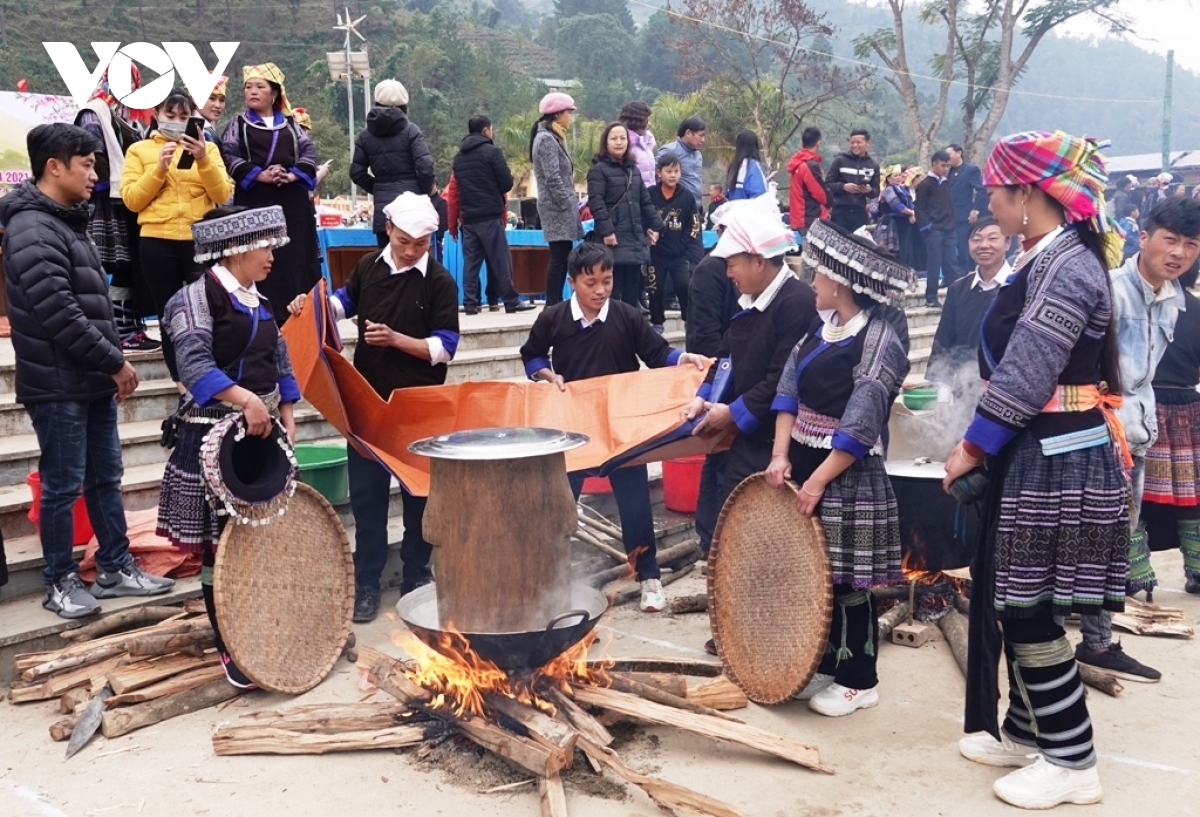 Unique Vietnamese glutinous rice dumpling making contest in northern Vietnam