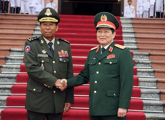 Minister of National Defense Ngo Xuan Lich hosts welcome ceremony for Cambodian Deputy Prime Minister and Minister of National Defense Samdech Picheysena Tea Banh at the Headquarters of the Ministry of National Defense in Ha Noi on December 20, 2019