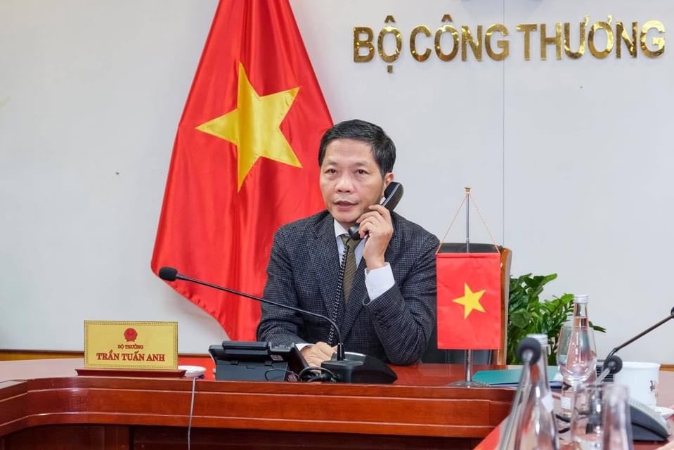 Minister of Industry and Trade Tran Tuan Anh holds phone talks with U.S. Trade Representative Robert Lighthizer. (Photo: VGP)  