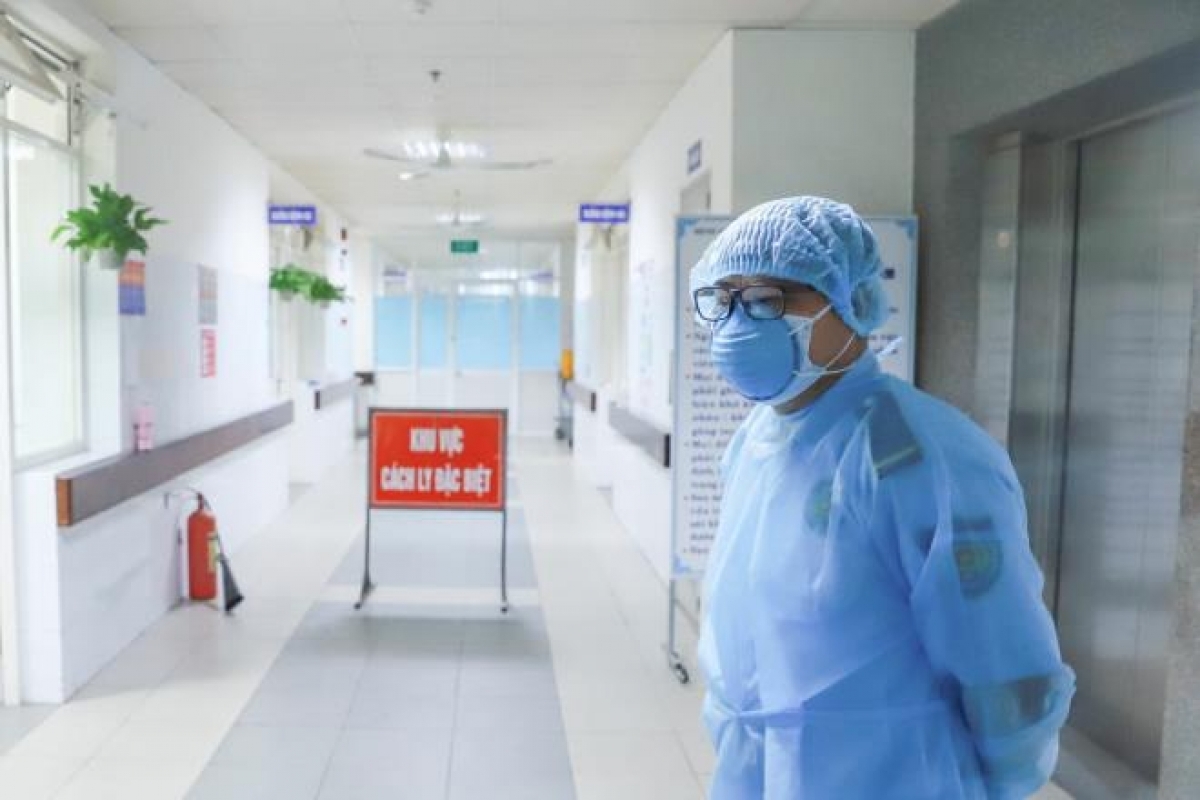 A doctor in a protective suit treats COVID-19 patients in hospital. (Photo: MoH)