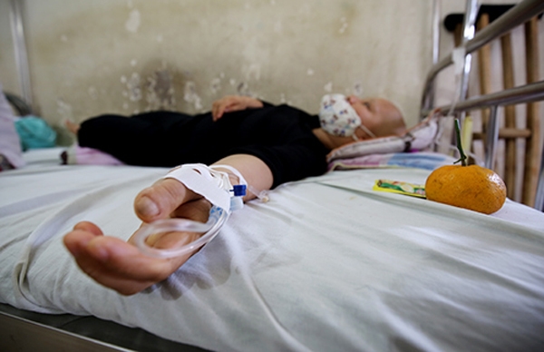 A Vietnamese cancer patient being treated at hospital (Photo: Vietnamnet)  
