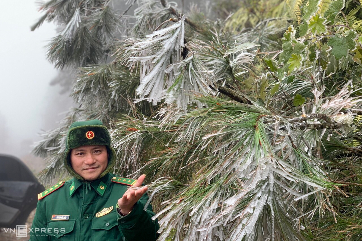 In Lao Cai, ice also appeared in Y Ty commune, Bat Xat district and Sa Pa town. According to border officials, most of the tree tops along the patrol border are covered with frost (Photo: VNE) 