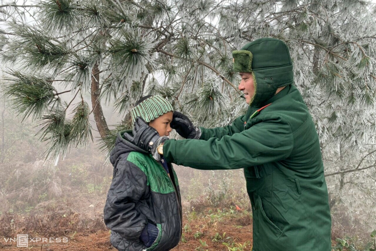 On the way to patrol, a border guard instructing a kid how to keep people, livestock and poultry warm and protect crops. Photo: Nguyen Thieu (Photo: VNE)  