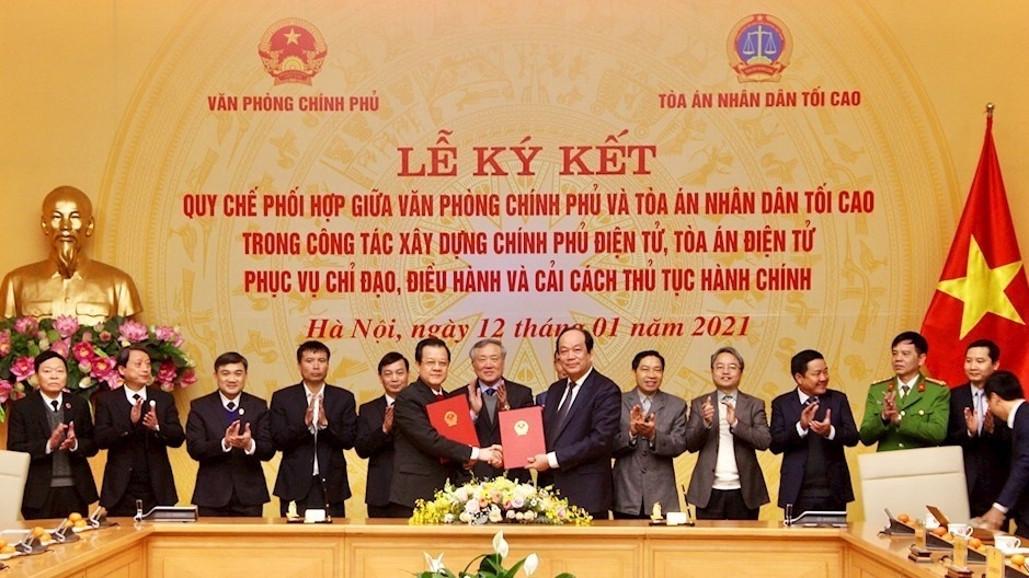 Minister-Chairman of the Government Office Mai Tien Dung and Standing Deputy Chief Judge of the Supreme People's Court Le Hong Quang signing the coordination regulation (Photo: NDO) 