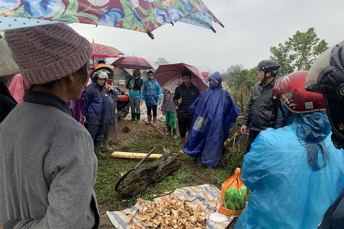 Local authorities instructing farmers on how to feeding cattle. Photo: VNE  