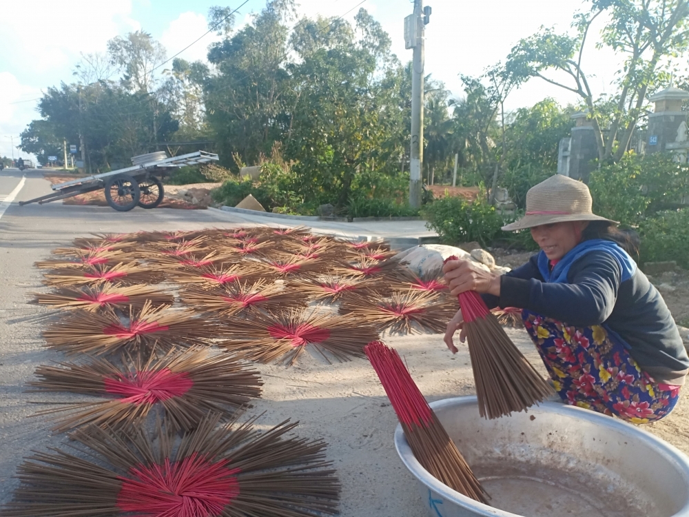Quan Huong craft village busy churning out incense ahead of Lunar New Year