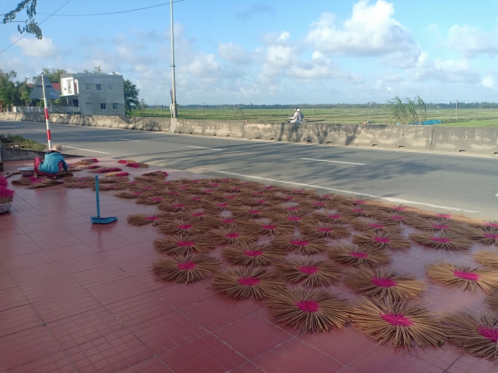 Quan Huong craft village busy churning out incense ahead of Lunar New Year