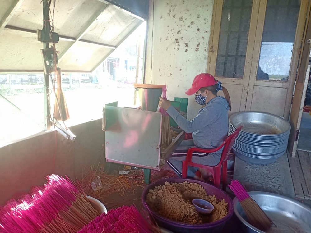 Quan Huong craft village busy churning out incense ahead of Lunar New Year