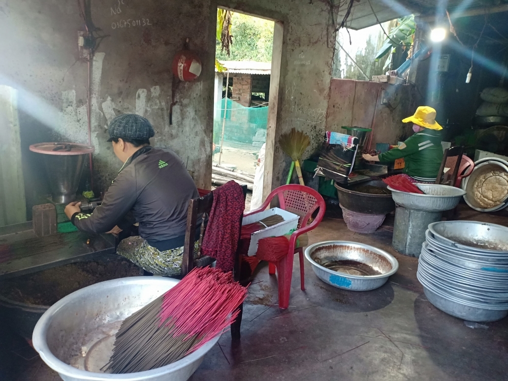 Quan Huong craft village busy churning out incense ahead of Lunar New Year