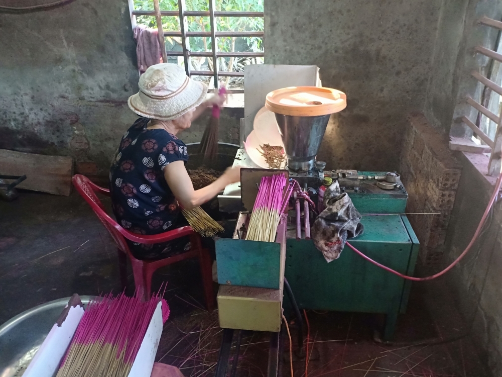 Quan Huong craft village busy churning out incense ahead of Lunar New Year