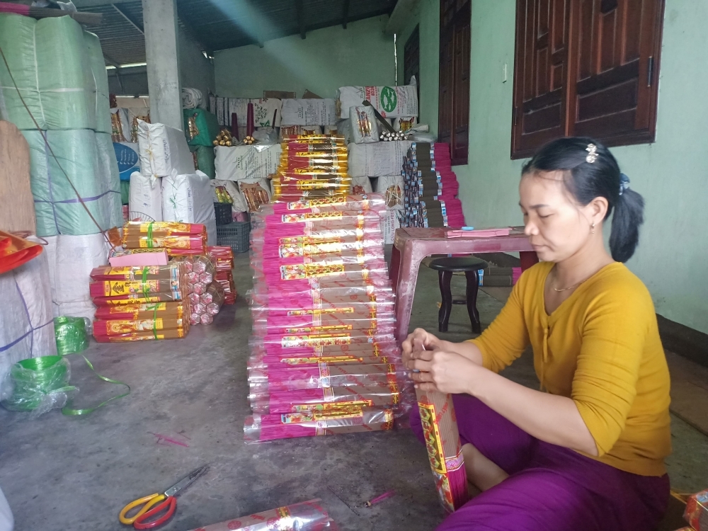 Quan Huong craft village busy churning out incense ahead of Lunar New Year