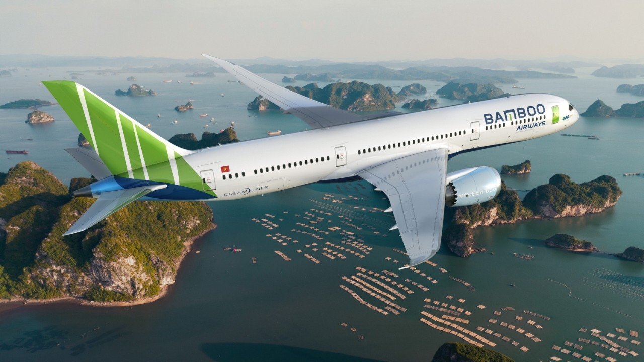 One Bamboo Airway's plane flying over Ha Long Bay (Photo: VGP)  