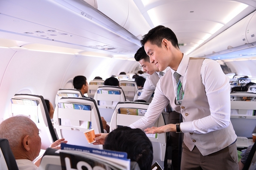 Flight attendant serving passenger (Photo: VIR) 