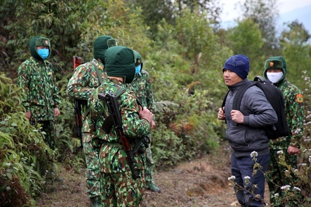 Border guards in the northern province of Lai Châu find a man illegally crossing border through path (Photo: VNS) 