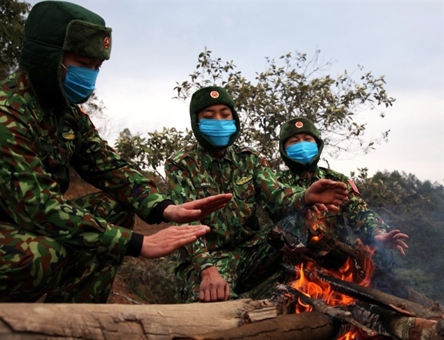 A fire helps border guards keep warm during their patrol in border mountainous areas (Photo: VNS) 