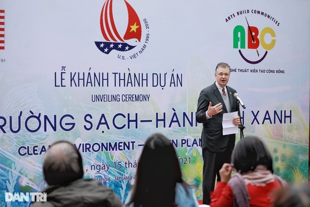 US Ambassador inaugurates environmental-themed mural in Hanoi