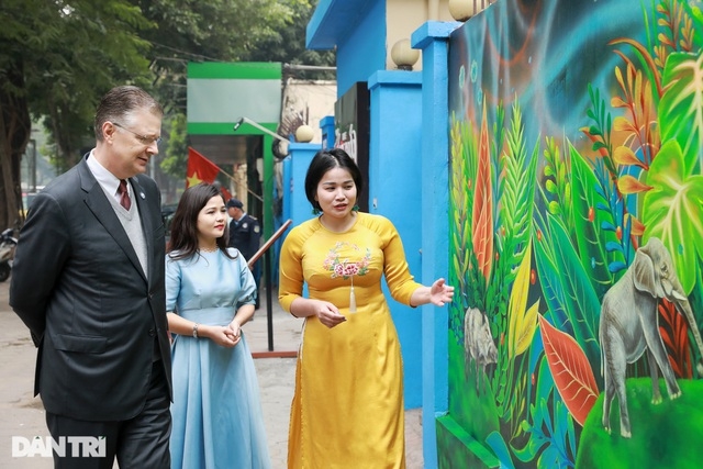 US Ambassador inaugurates environmental-themed mural in Hanoi