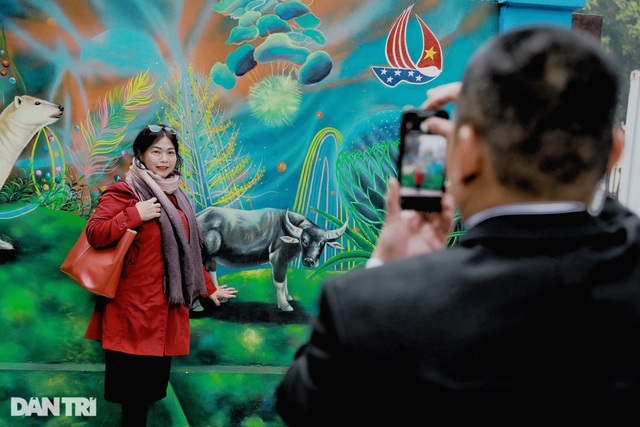 US Ambassador inaugurates environmental-themed mural in Hanoi