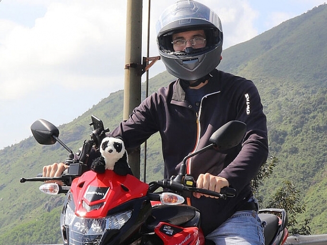 Expat travel across Vietnam in the company of Teddy bear