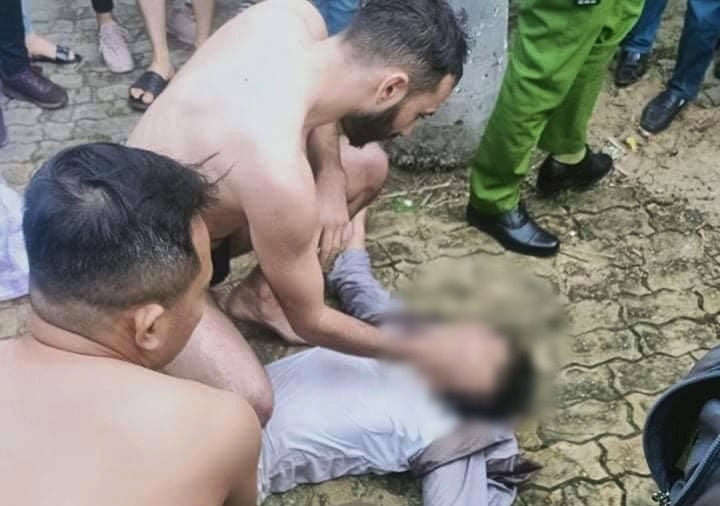 The suicidal man was brought back ashore safe and sound (Photo: Vietnamnet)  