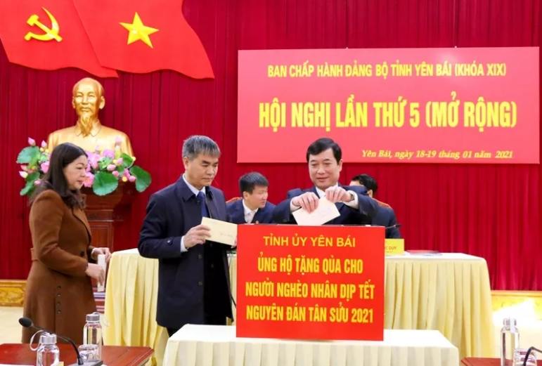 Leaders of Yen Bai province making donations to poor people at the meeting of the Executive Committee of the Yen Bai provincial Party Committee on January 18.