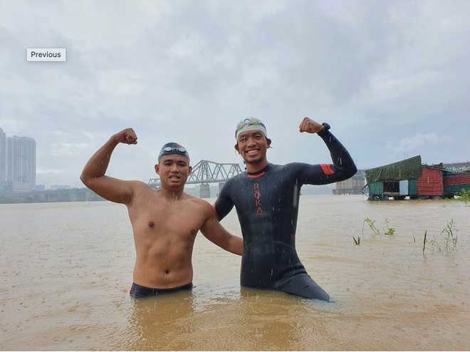 Two Vietnamese athletes make record as swimming over 200km in cold river water