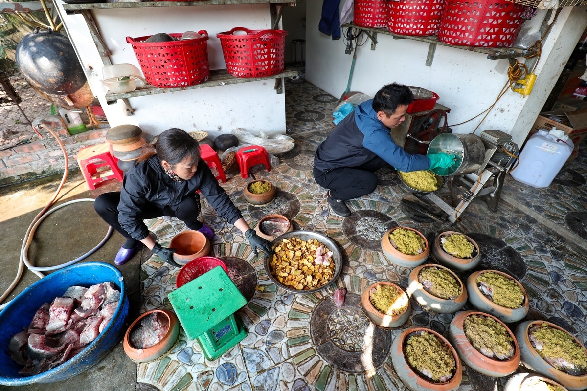 Northern Vietnam village busy braising thousands of fish pots as Tet draws near
