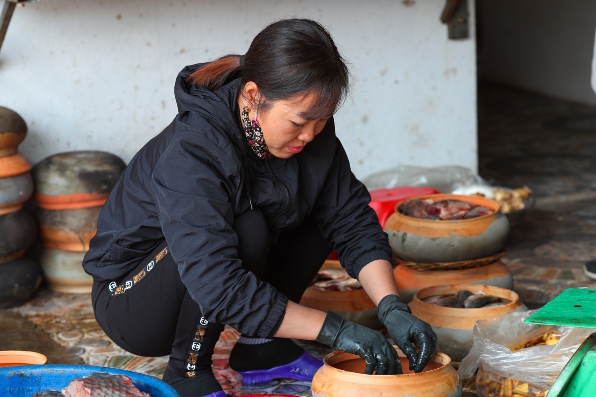 Northern Vietnam village busy braising thousands of fish pots as Tet draws near