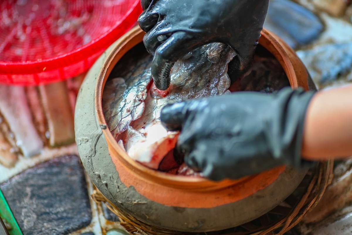 Northern Vietnam village busy braising thousands of fish pots as Tet draws near