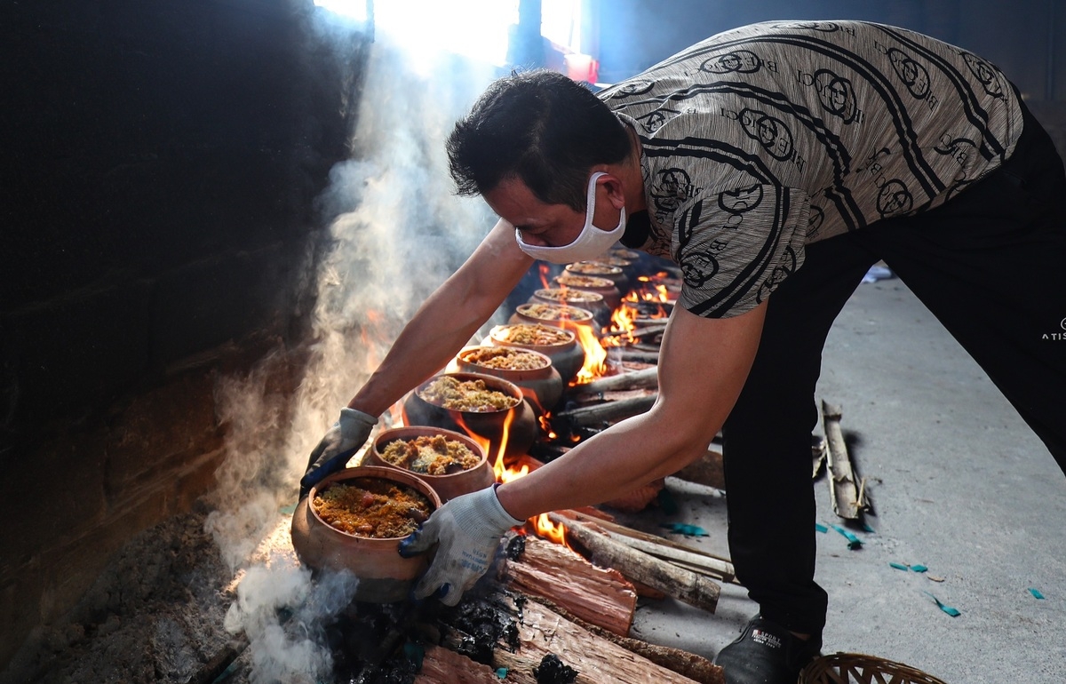 Northern Vietnam village busy braising thousands of fish pots as Tet draws near