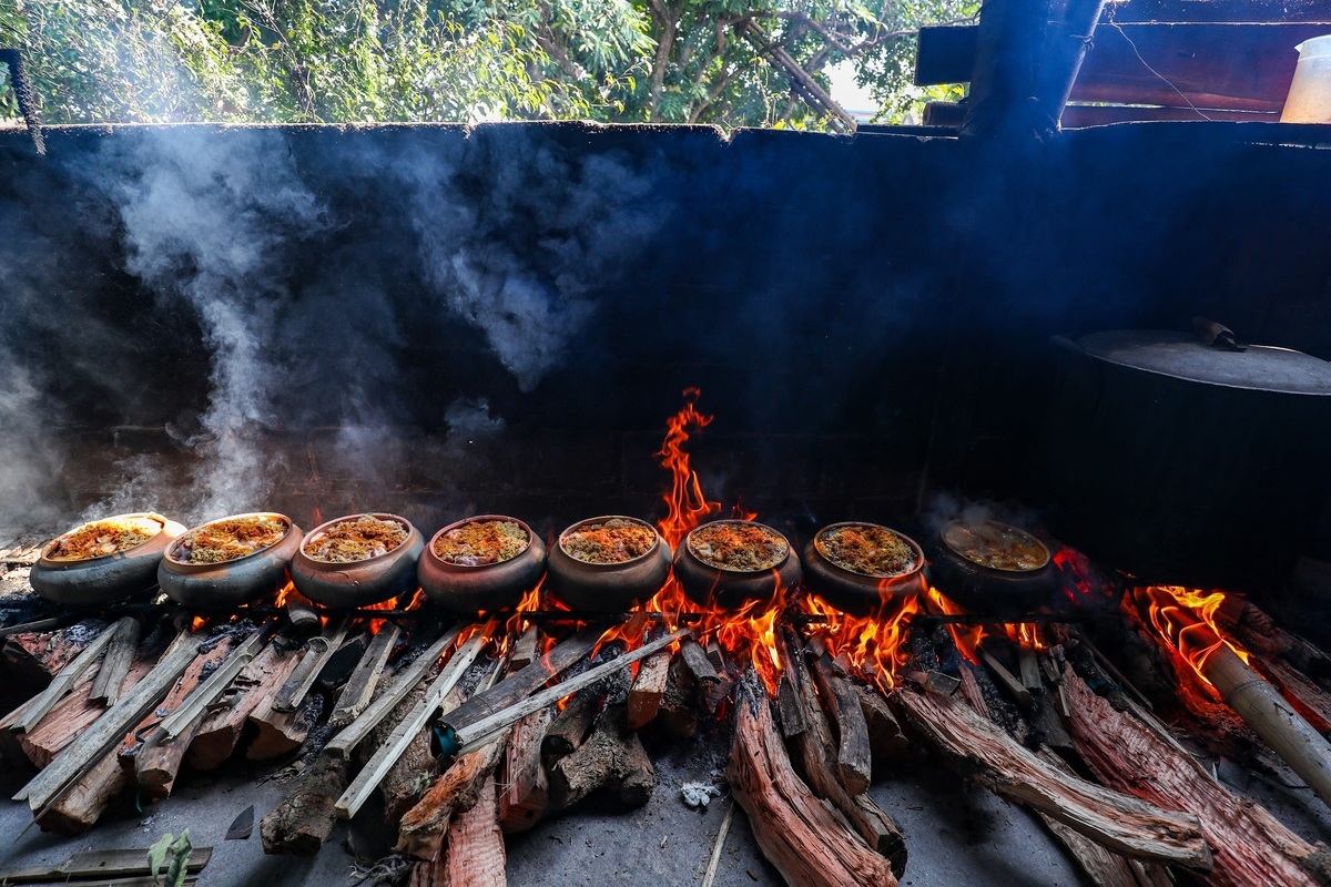 Northern Vietnam village busy braising thousands of fish pots as Tet draws near