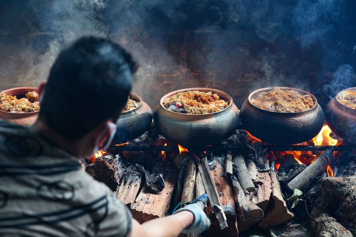 Northern Vietnam village busy braising thousands of fish pots as Tet draws near