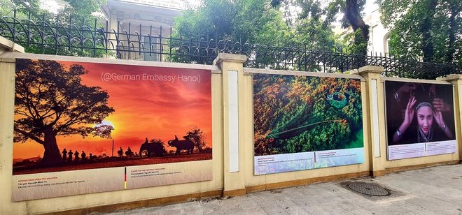 21 photos are hung on the wall surrounding German Embassy in Hanoi (Photo: Thanh Nien)  