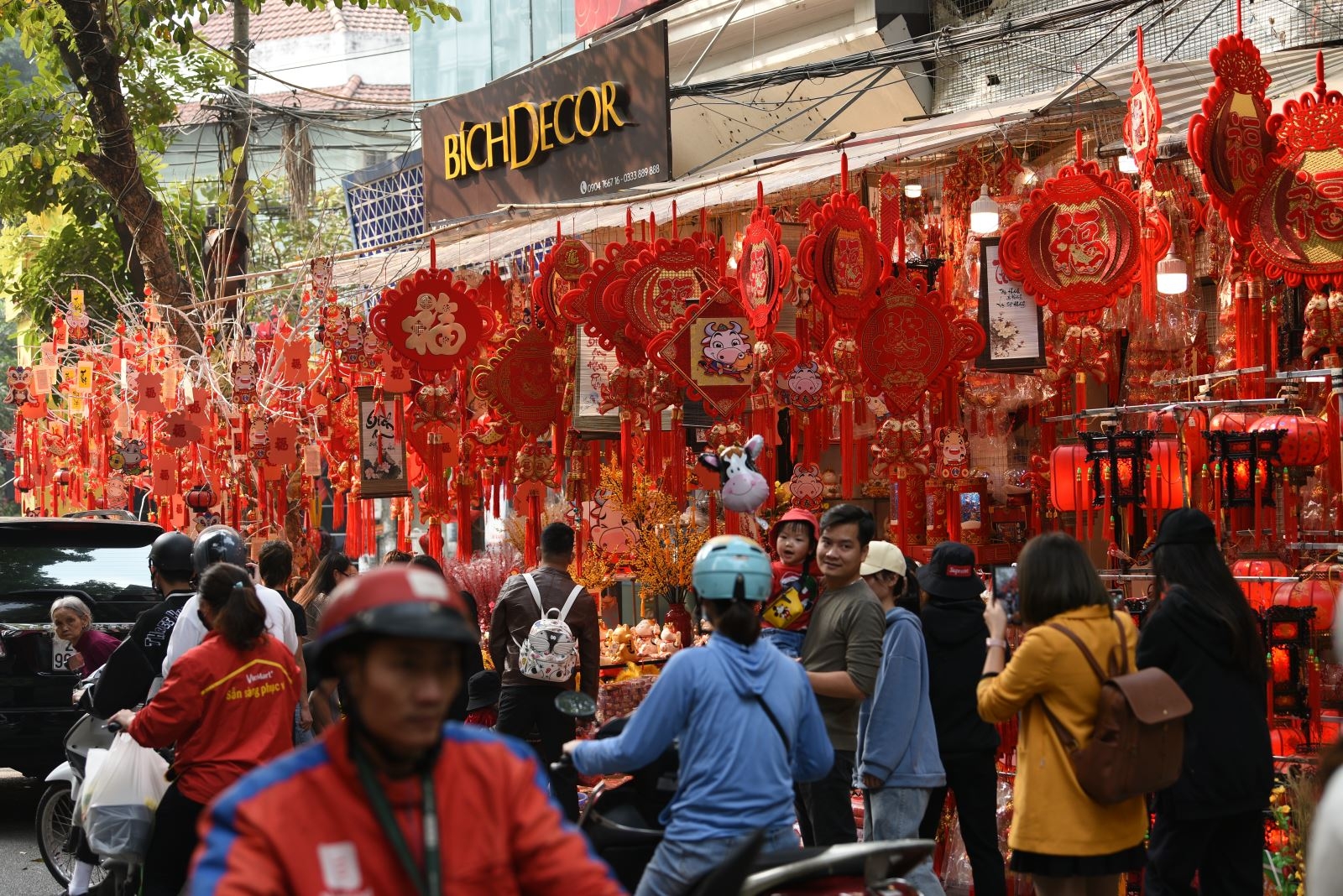 Hang Ma Street puts on brilliant red makeover as Tet draws near