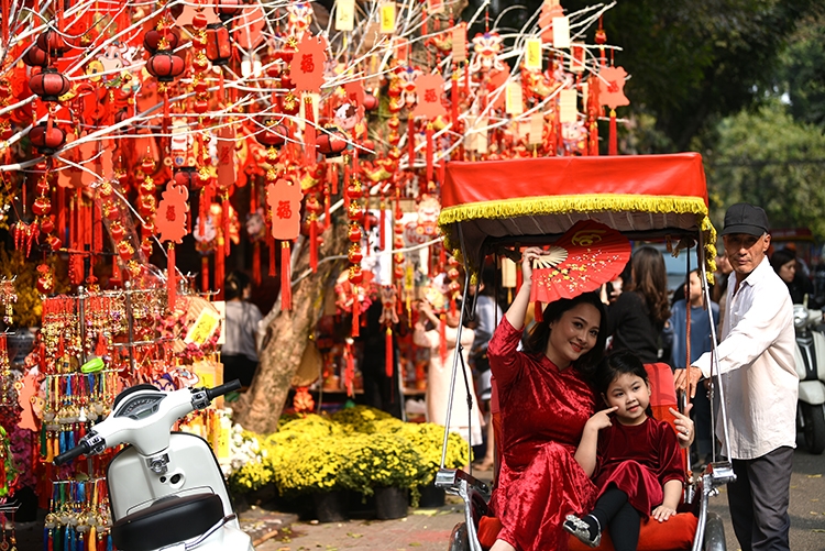 Hang Ma Street puts on brilliant red makeover as Tet draws near