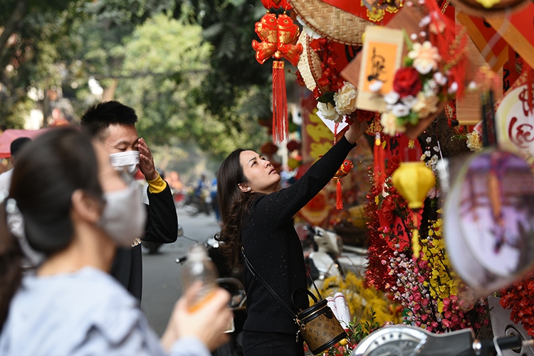 Hang Ma Street puts on brilliant red makeover as Tet draws near