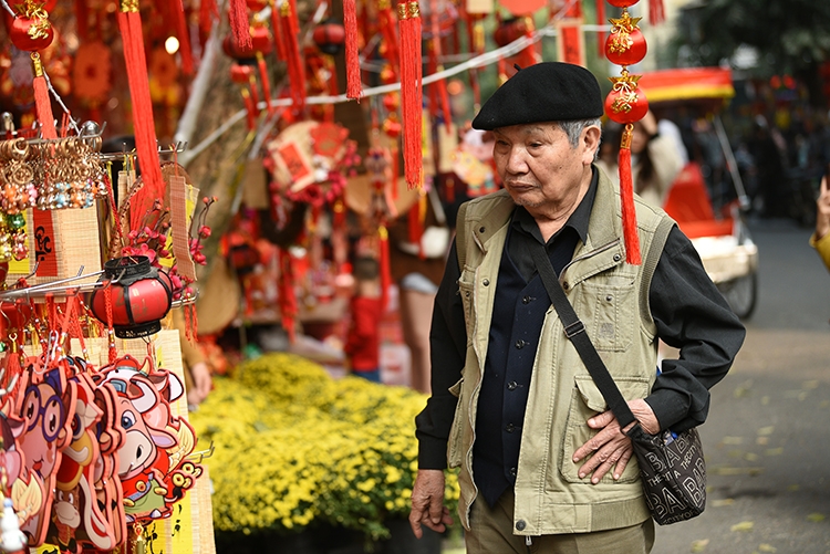 Hang Ma Street puts on brilliant red makeover as Tet draws near