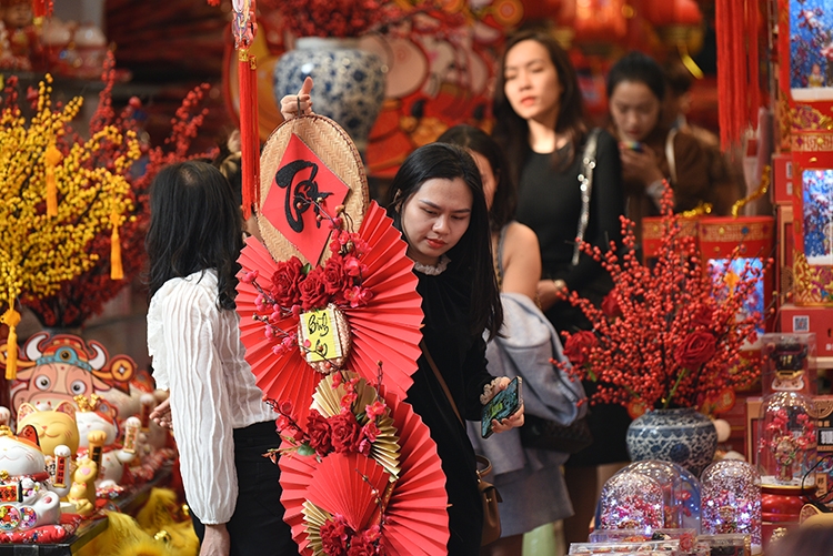 Hang Ma Street puts on brilliant red makeover as Tet draws near