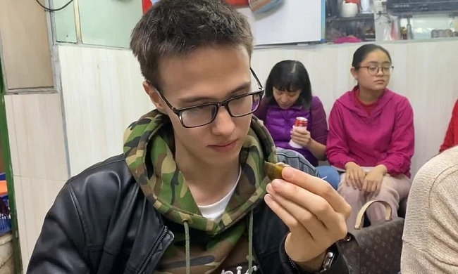 Russia man’s first time trying boiled snails - Vietnam's iconic street food, with video