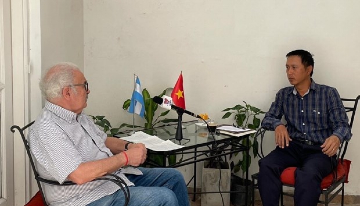 General Secretary of the Communist Party of Argentina Victor Gorodeki Kot (L) in an interview granted to the media  (Photo: VNA) 