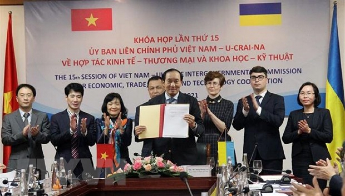 Vietnam and Ukraine ink an MoU on stock exchange cooperation during the 15th session of the inter-governmental commission for economic, trade and sci-tech cooperation on January 25. (Photo: VNA) 