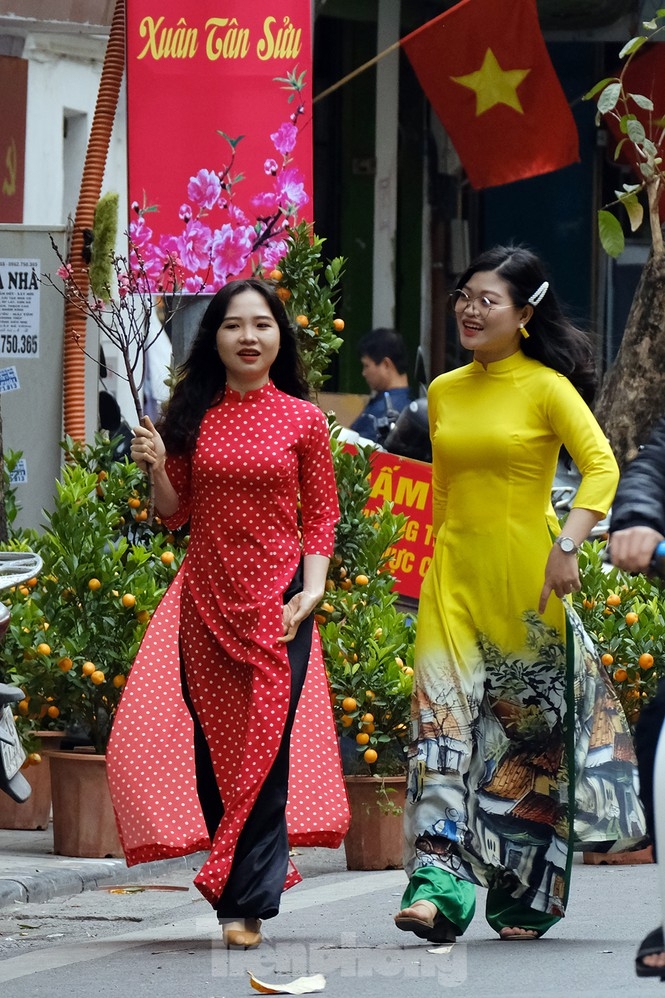 Bustling joys in Hanoi's oldest Tet flower market