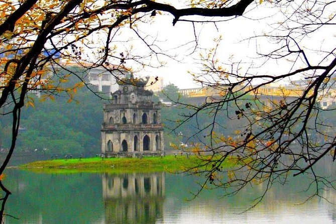 Hoan Kiem Lake, downtown Hanoi (Photo: Aviator)  