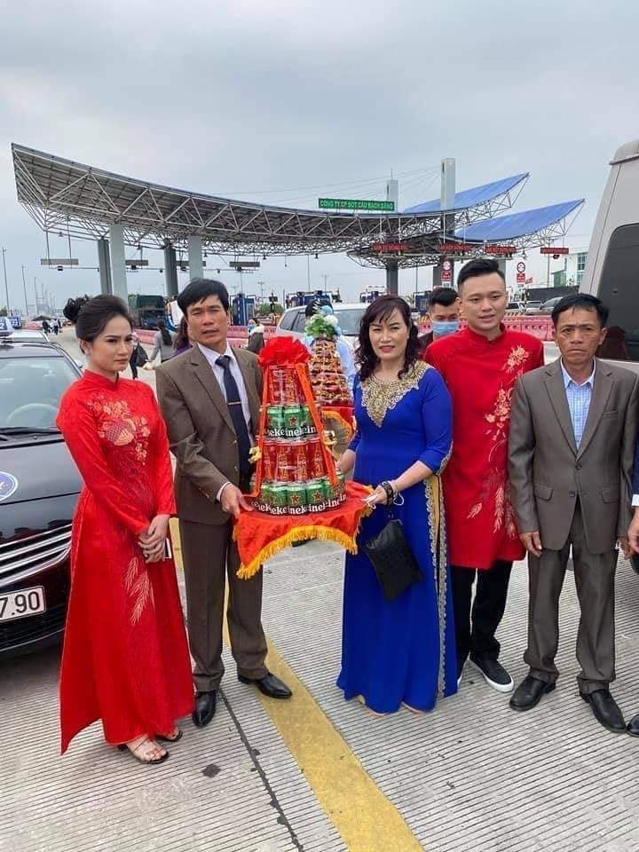 The couple could finally meet and exchanged wedding gifts right at the check point before heading to the groom's house in Hai Phong city (Photo: Facebook)  