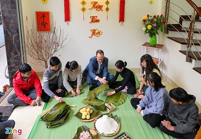 Acting New Zealand Ambassador's first experience of making Chung cake