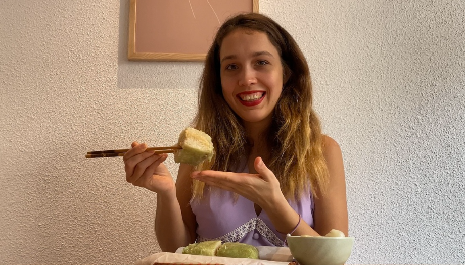 Russian girl’s first time trying Chung cake and pickled onions, in video