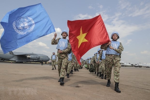 Soldiers in white blouse dedicated to Truong Sa Islands